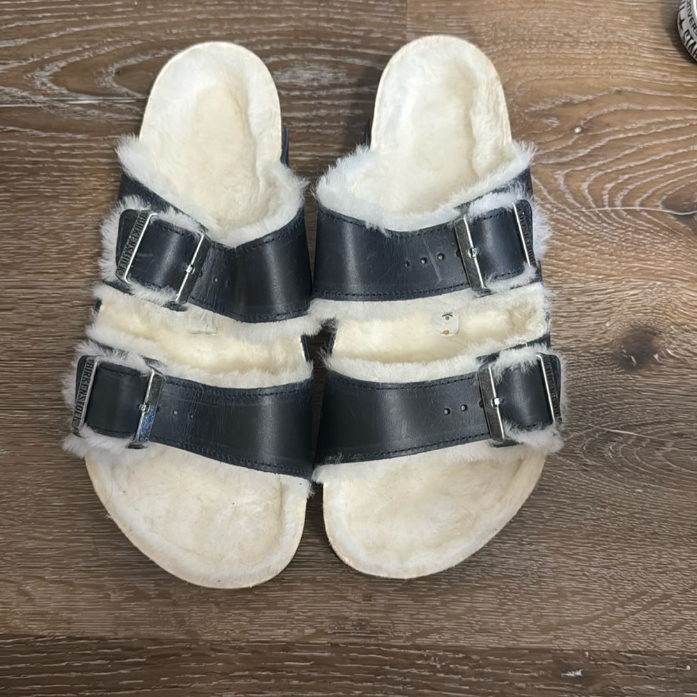 Birkenstock, Size 39, Sherling Arizona sandals, Navy leather strap. Never Worn.
